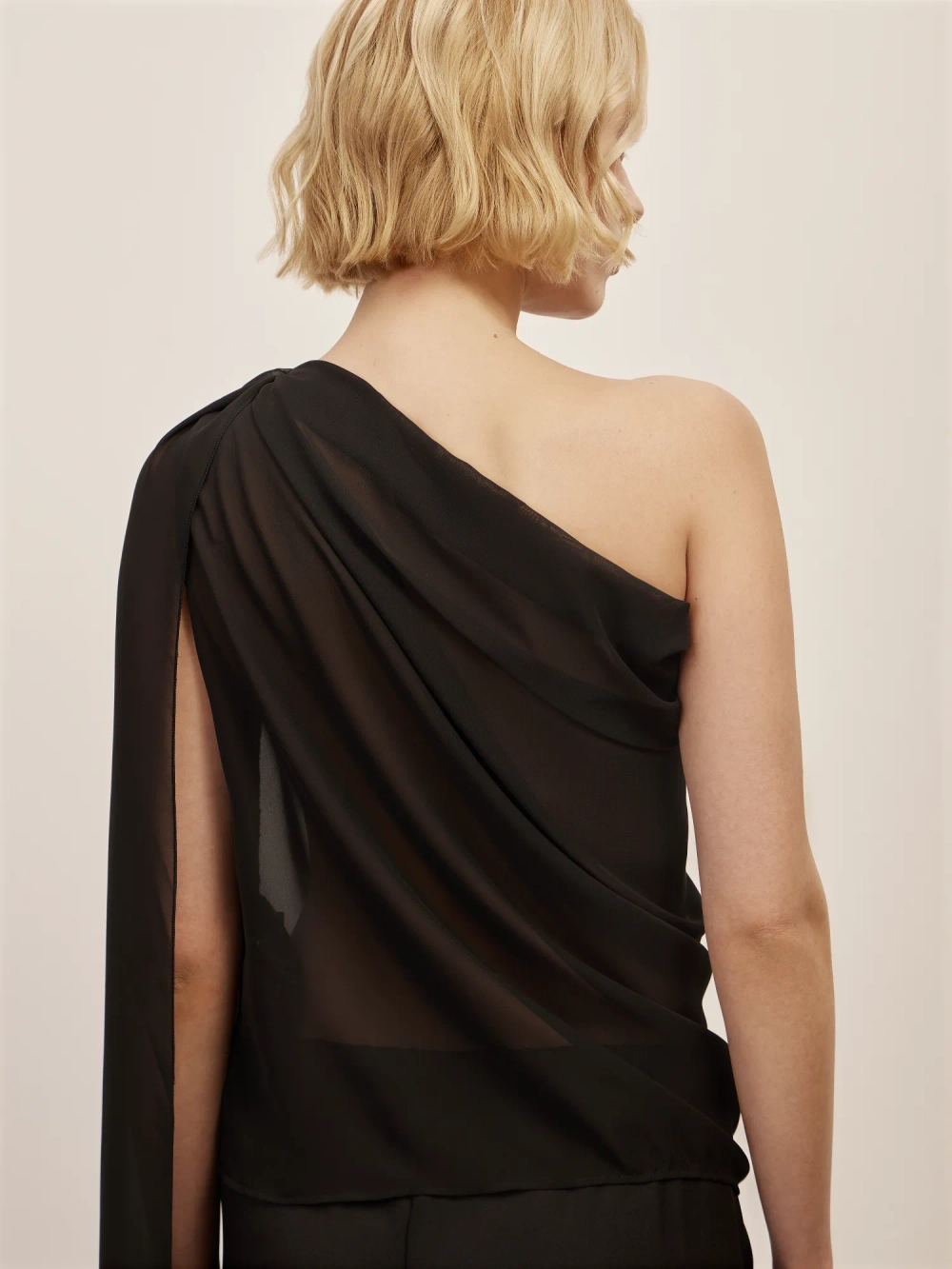 Топ на одно плечо Asymmetry