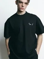 Черная футболка с логотипом
