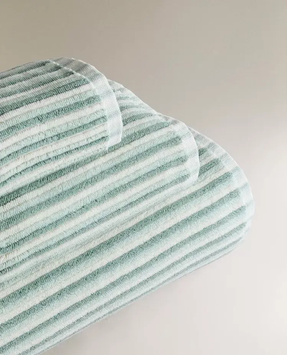 ZARA HOME БАННОЕ ПОЛОТЕНЦЕ ИЗ РЕЛЬЕФНОЙ ТКАНИ В РАЗНОЦВЕТНУЮ ПОЛОСКУ, ЭКРЮ/ЗЕЛЕНЫЙ