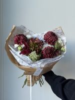 Букет из зеленой гортензии, хелеборуса, амми и хризантем бигуди