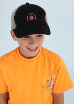 футболка с шортами и бейсболкой