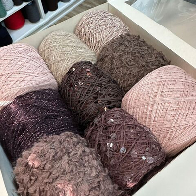 Набор итальянской фантазийной пряжи для джемпера "АННА КАРЕНИНА"; Состав: кашемир, кидмохер, меринос, альпака, хлопок, люрекс, пайетки. общий вес: 540 гр