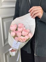 Кулек из кустовой пионовидной розы