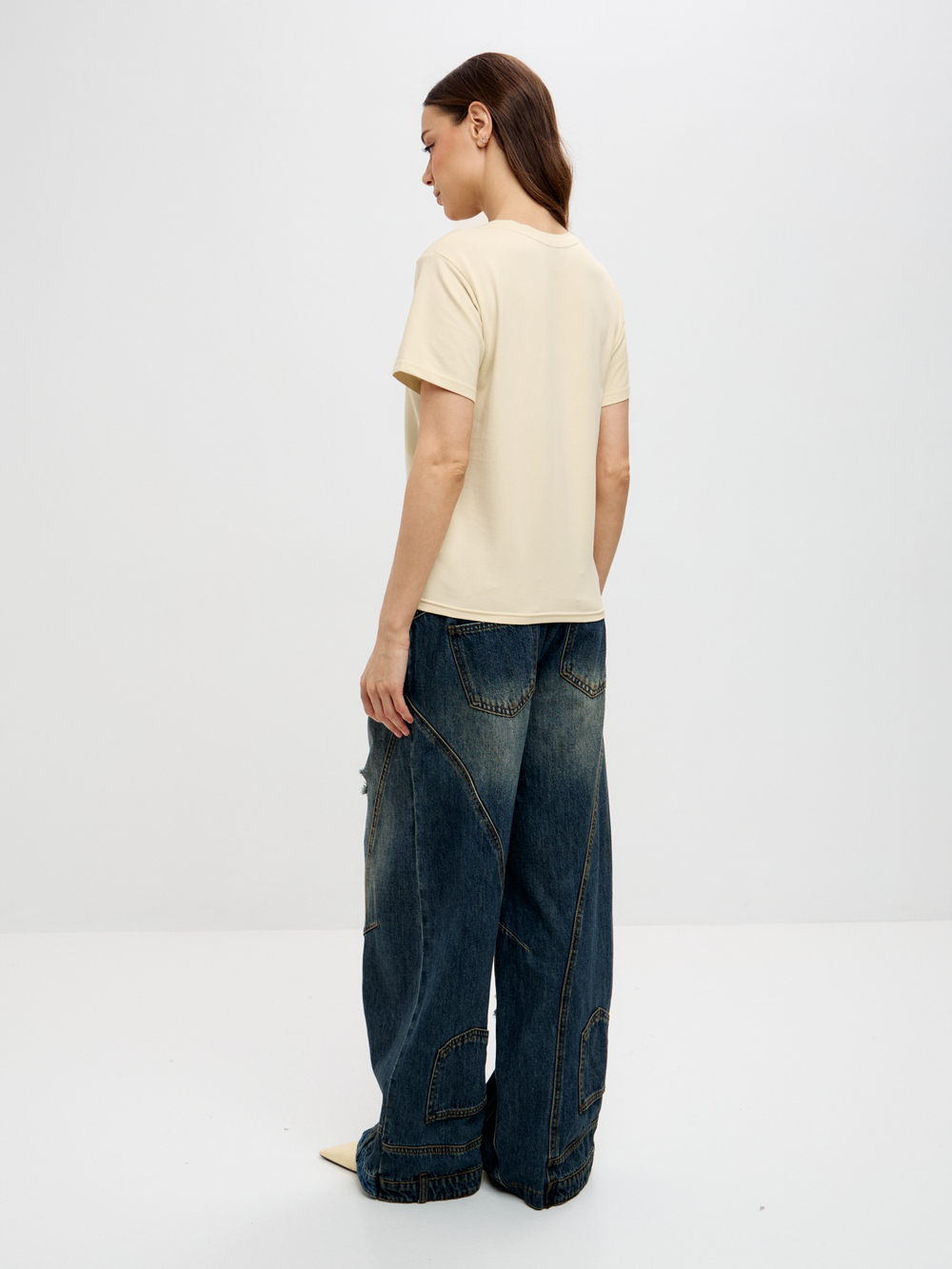 Широкие джинсы с декоративными элементами