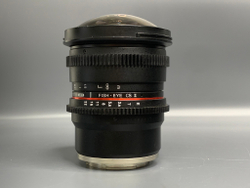 Samyang 8mm 3.8 CS II Sony E передней линзе имеется значительное количество царапин.