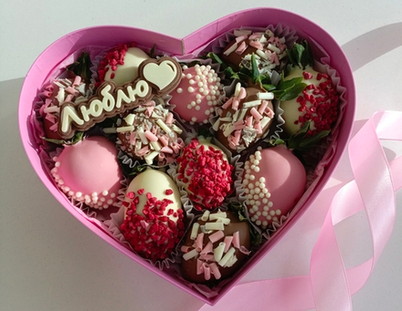Сердце из клубники в шоколаде " Люблю"