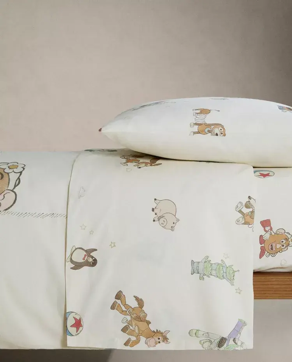 ZARA HOME ДЕТСКАЯ ПРОСТЫНЯ НА РЕЗИНКЕ TOY STORY ©DISNEY, РАЗНОЦВЕТНЫЙ