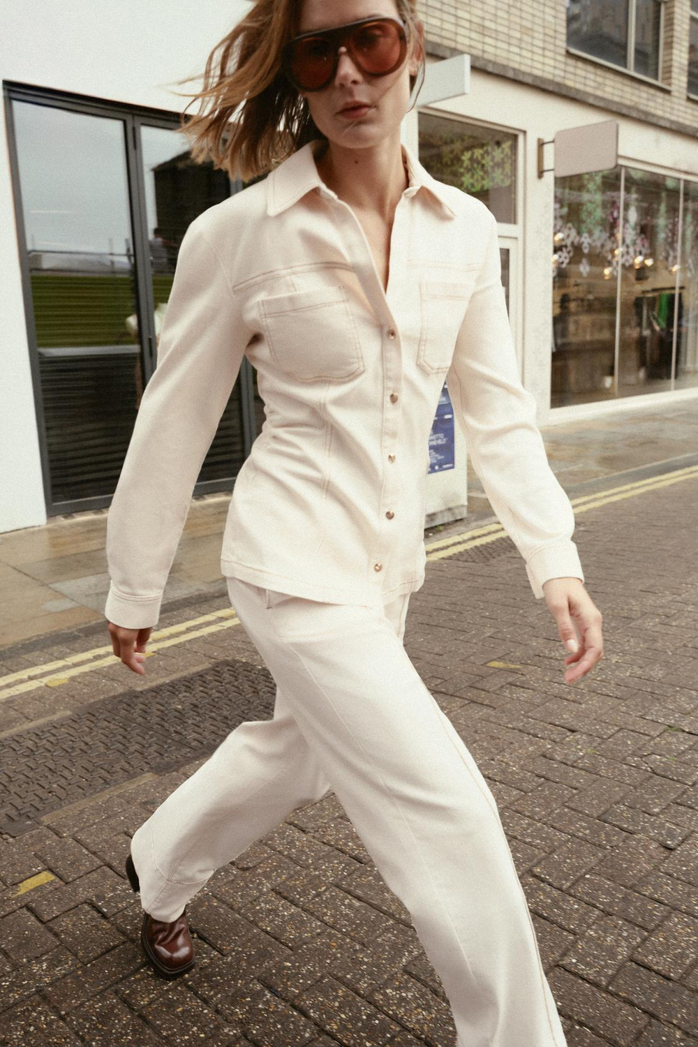 ZARA ПРИТАЛЕННАЯ ДЖИНСОВАЯ РУБАШКА, ЭКРЮ