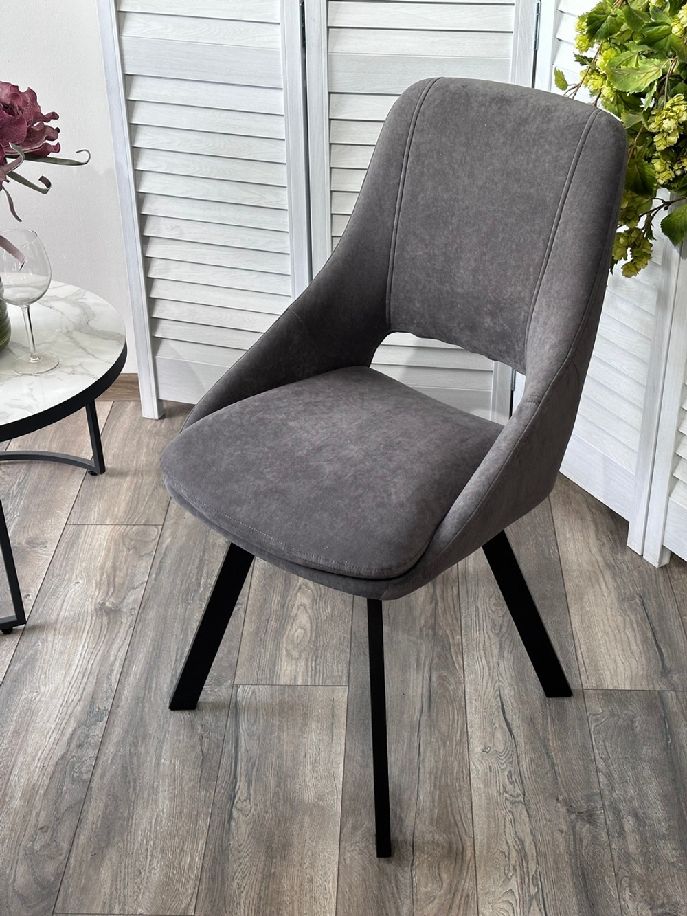 Стул М-City DISAUR Асп (Asp), поворотный на поворотный на 360 градусов, B28 темно-серый, Велюр, Черный каркас