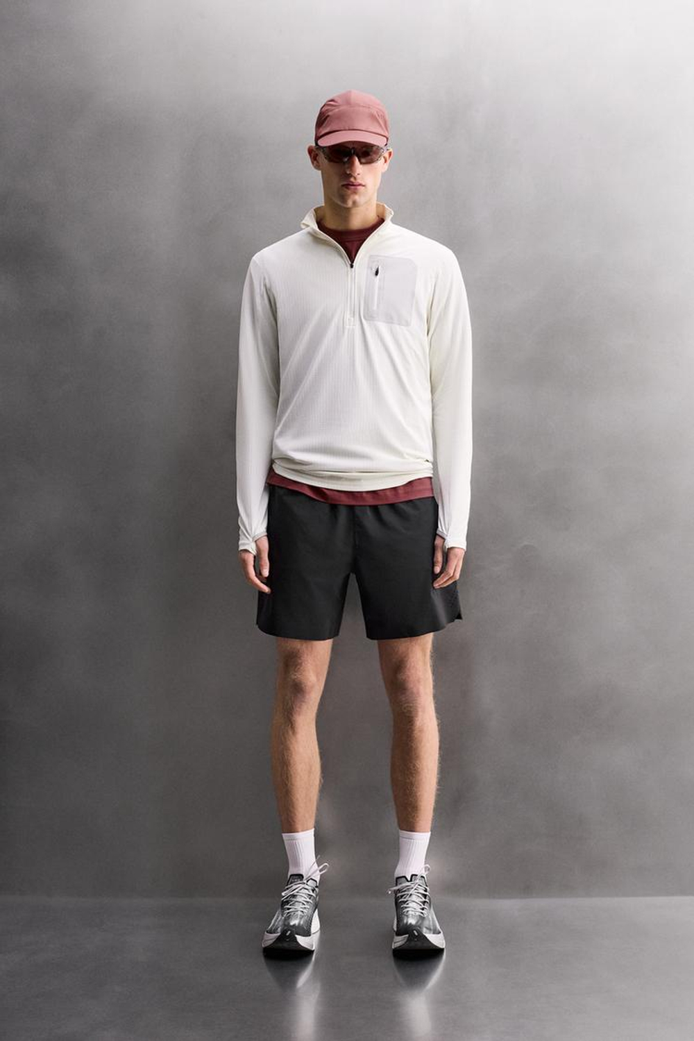 ZARA ПЕРФОРИРОВАННЫЕ ШОРТЫ 9”, ЧЕРНЫЙ