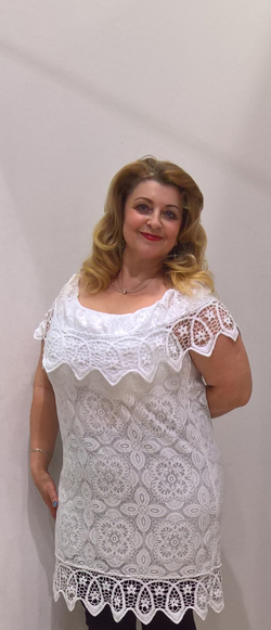 Белое нарядное платье-туника с ажурным шитьем