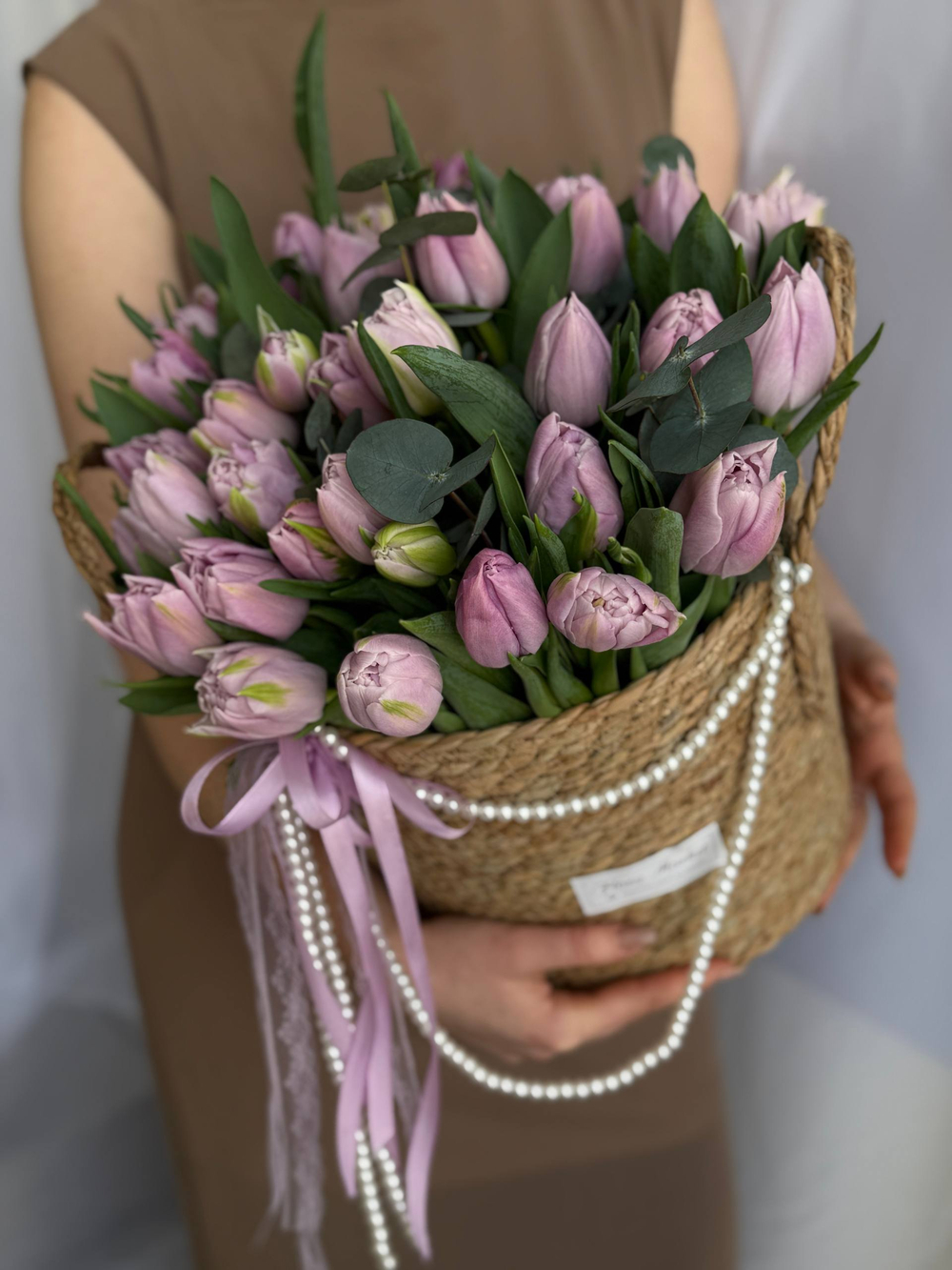 Пионовидные нежно-сиреневые тюльпаны и ароматный эвкалипт в элегантной корзине от Флора Маркет