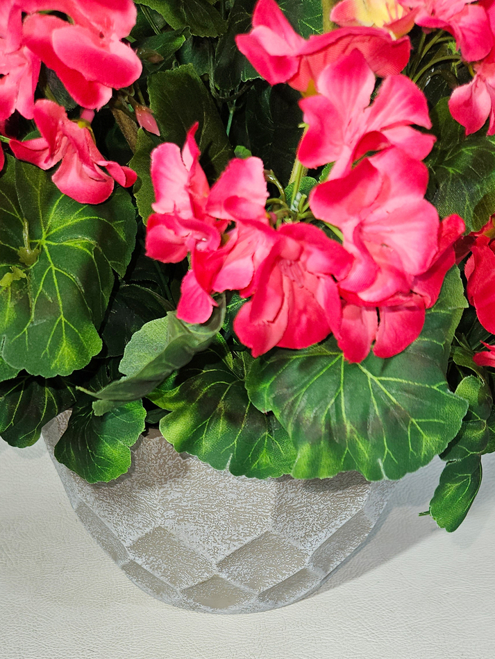 Искусственная Герань густая малиновая 40см в сером кашпо лофт