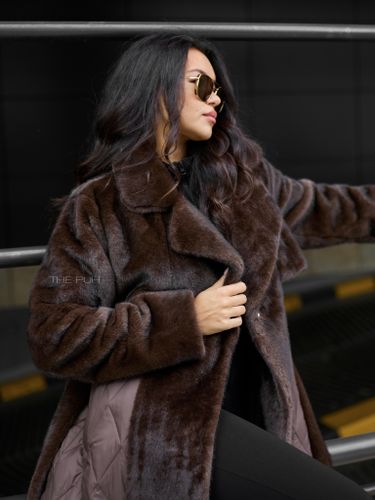 Шоколадный комбинированный пуховик с капюшоном и поясом