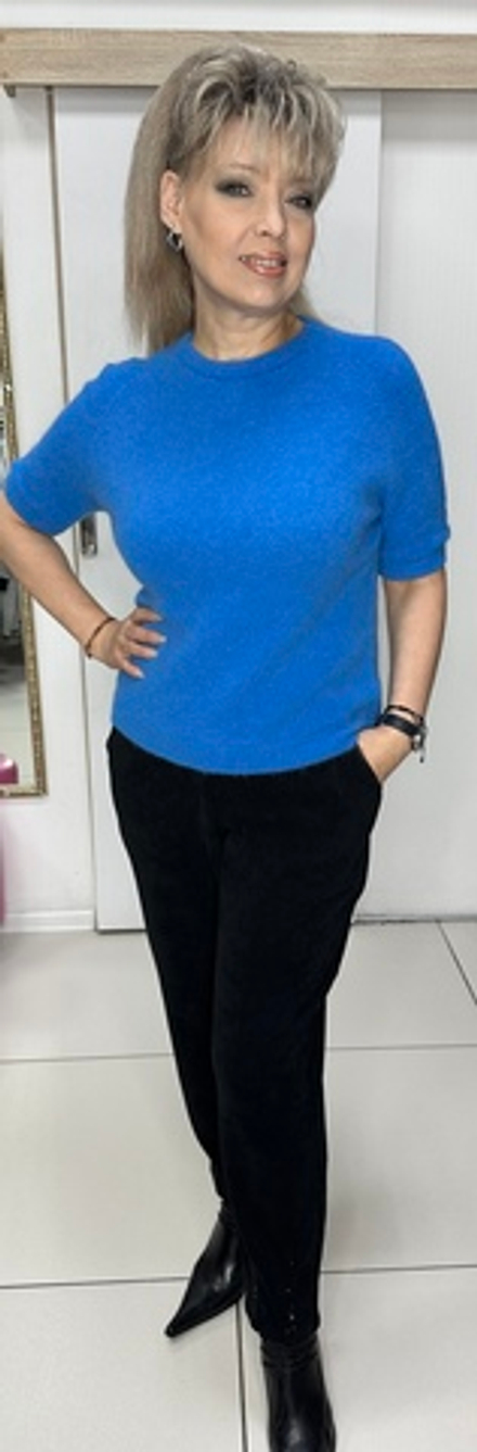 Короткий джемпер с круглым вырезом