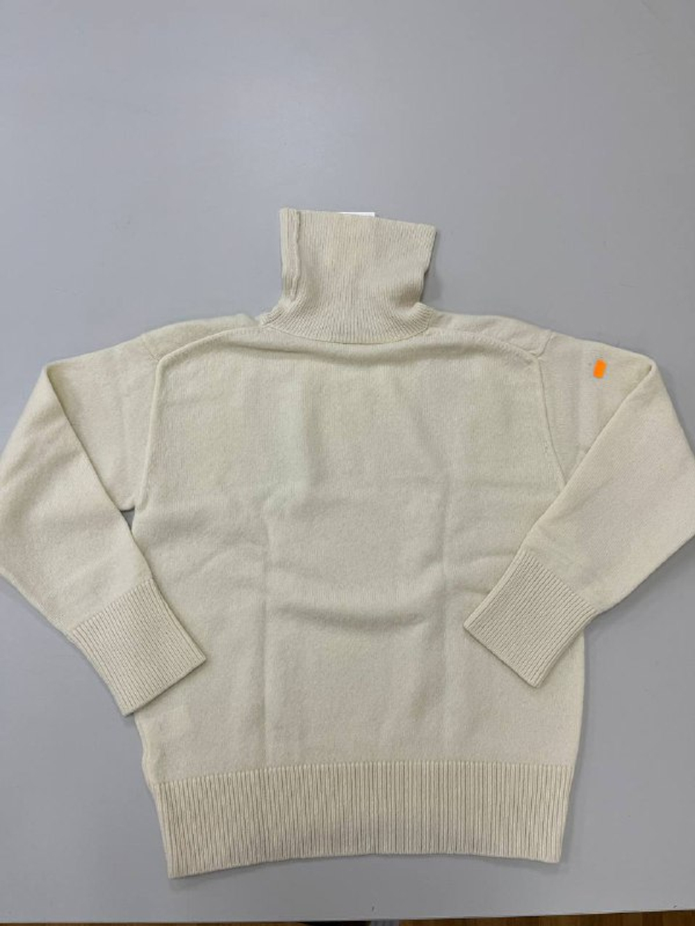 Дефект полотна. Пятно. Джемпер Special 2.0 из мериноса и кашемира. С высоким воротом. Цвет молочный. Размер SM. №2
