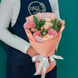 Сборный букет с нобилисом, кустовой розой и диантусами