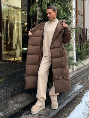 Удлиненный коричневый пуховик на запах с объемным капюшоном