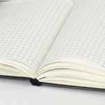 Блокнот в клетку с резинкой МАЛЫЙ ФОРМАТ А6 (100x150 мм), 80 л., балакрон черный BRAUBERG "Metropolis", 111589