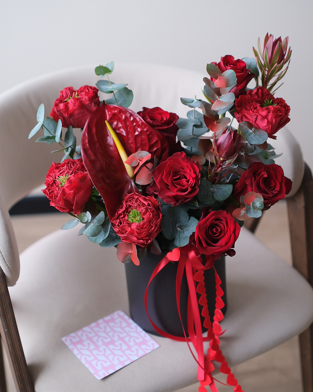 Букет с антуриумом и пионовидными розами Ред Монстр в шляпной коробке