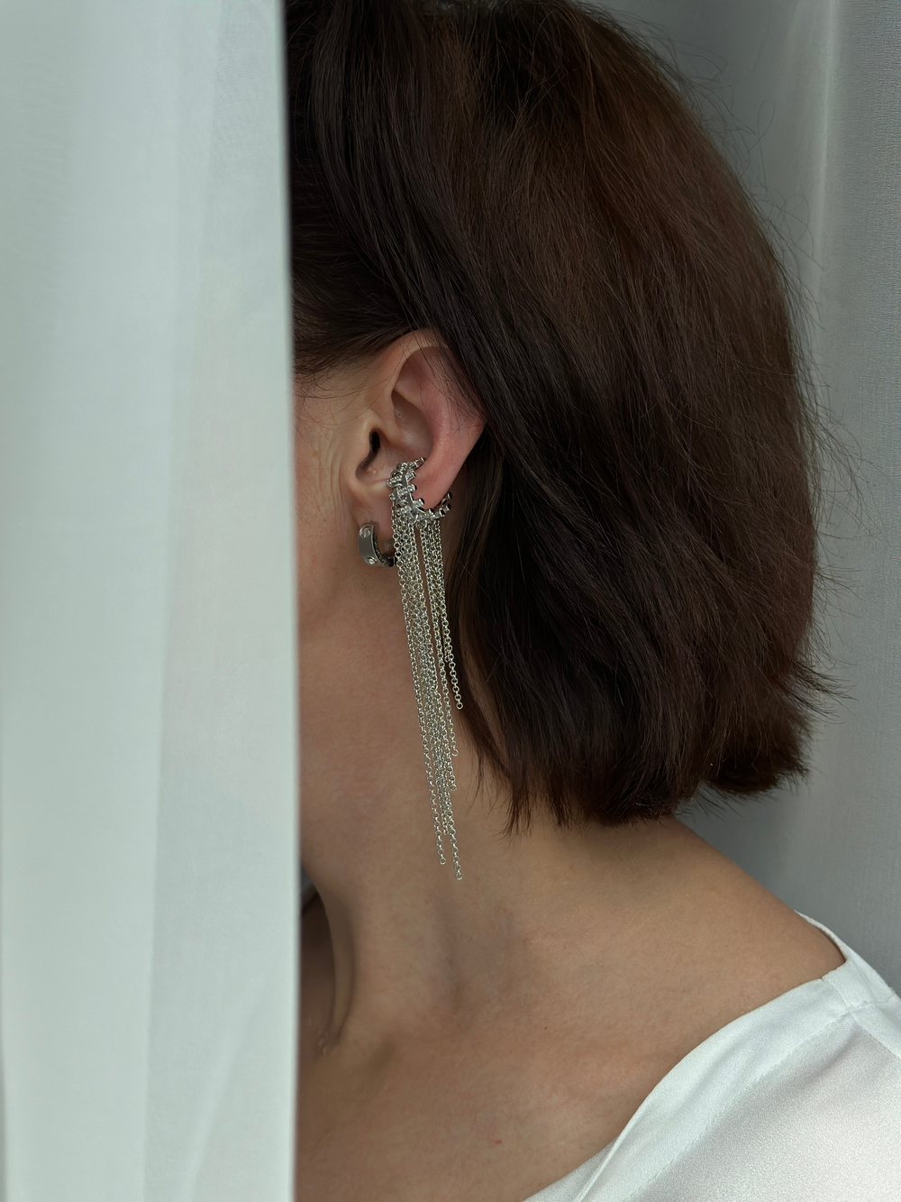 Кафф широкое кольцо с фианитами и длинными цепочками, оттенок серебро