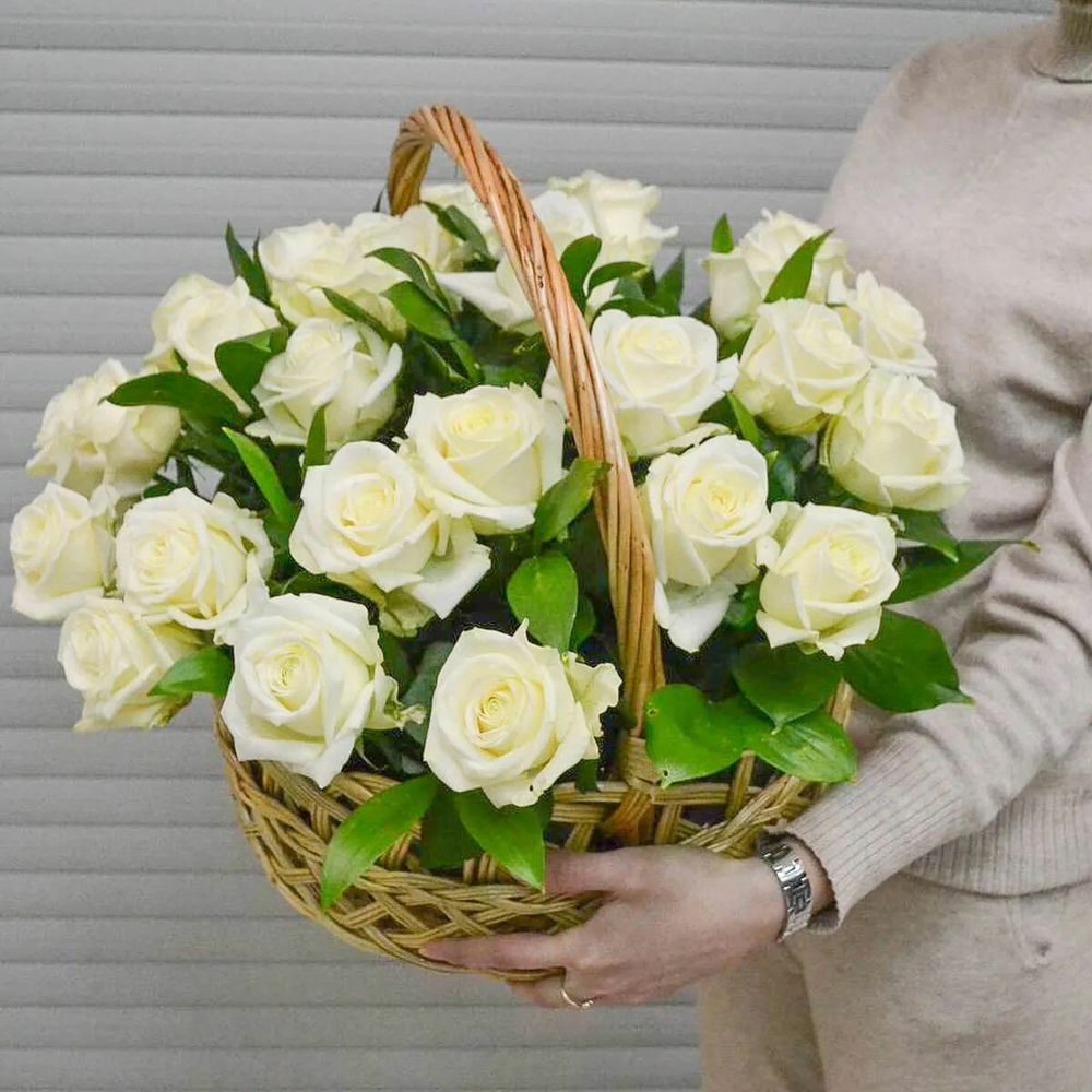 25 белых роз в корзине