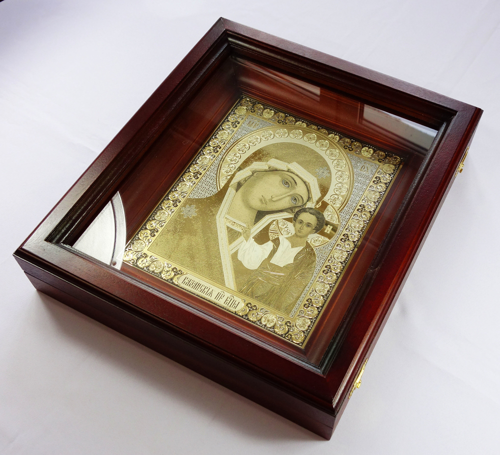 Икона Казанской Божьей Матери /в киоте/