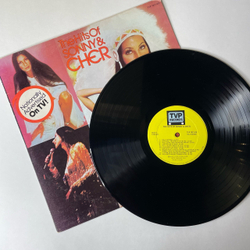 Винтажная виниловая пластинка LP Sonny and Cher, The Hits Of Sonny and Cher (США 1977) I Got You Babe Песня Из Фильма День Сурка