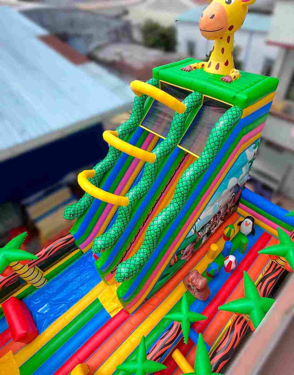 Коммерческий надувной батут «Зоопарк» с крышей, 15*7*9 м.