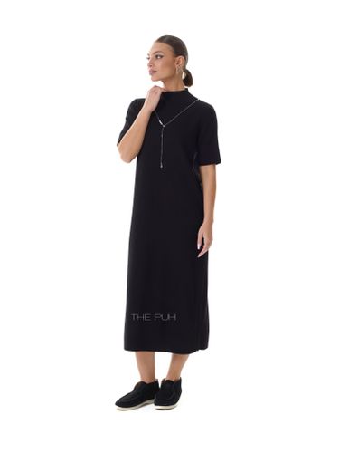 Трикотажное платье черного цвета с кулоном