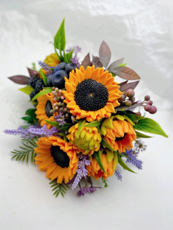 Букет «Подсолнухи и ягоды, сумочка»