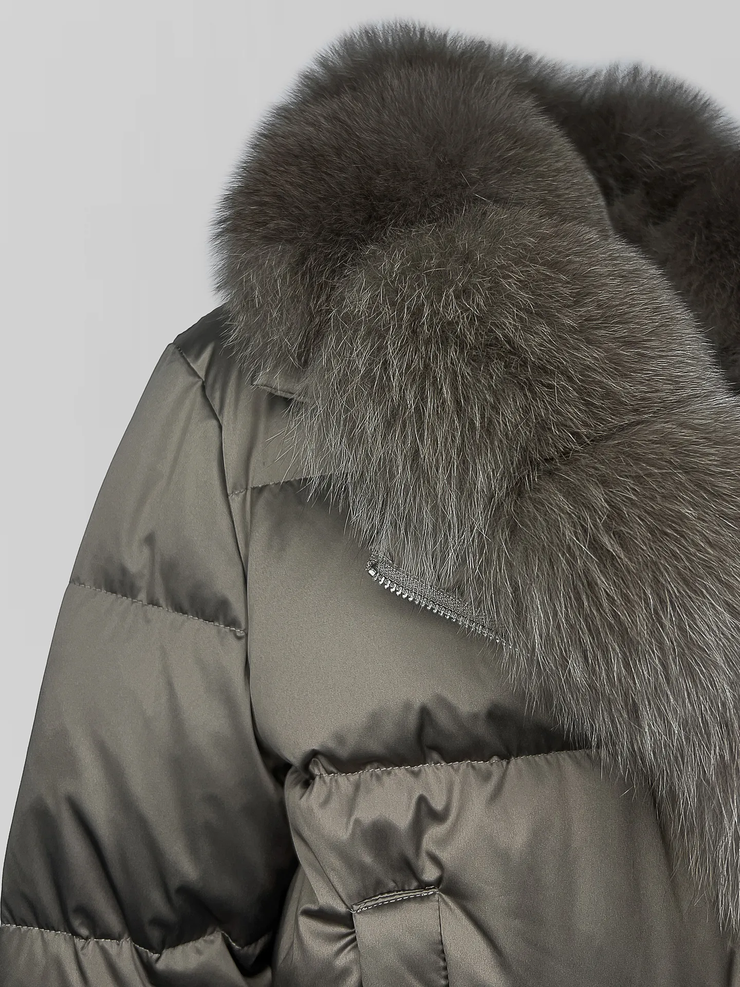 Куртка однотонная на резинке снизу и манжетами, со съемным меховым воротником