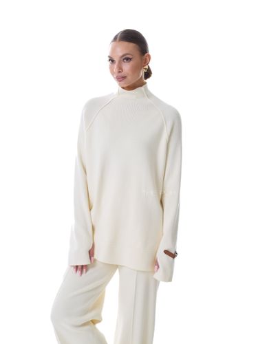 Трикотажный костюм с брюками молочного цвета