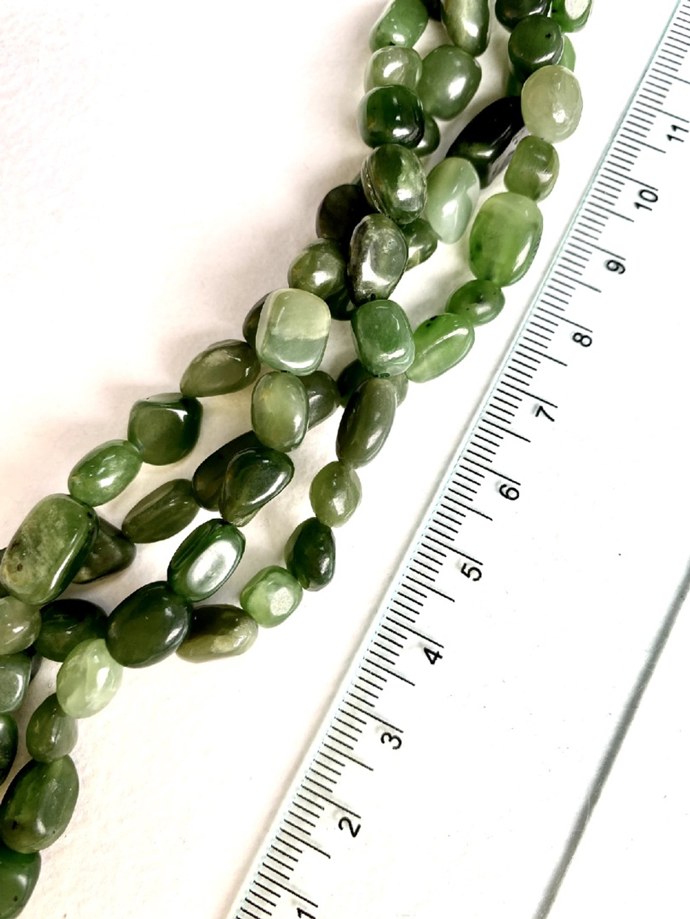 1072 Нефрит, бусины "Галтовка", 8*7 мм, нить 19 см