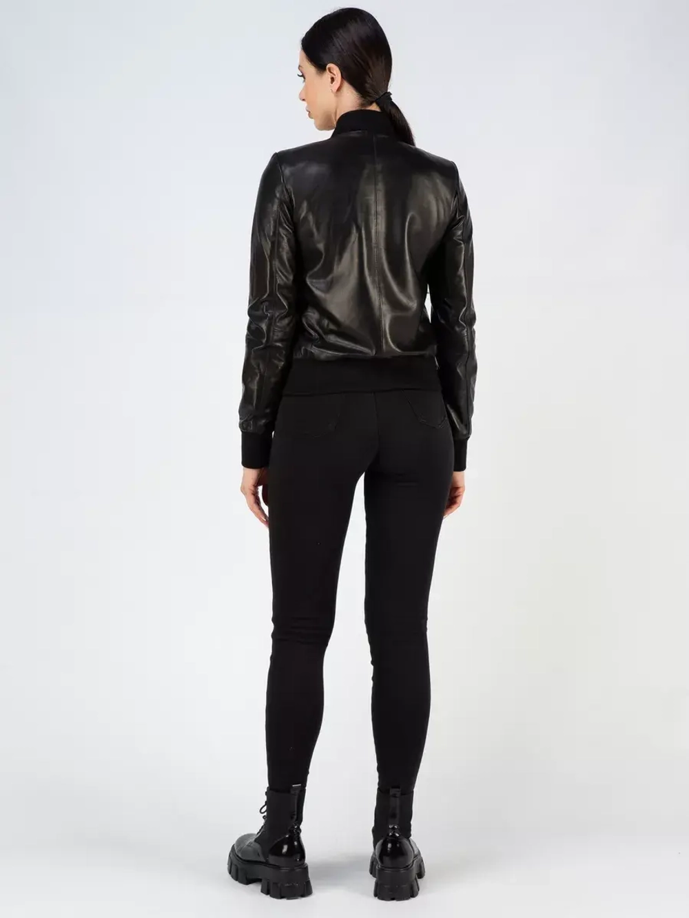 Кожаная куртка демисезонная на молнии бомбер