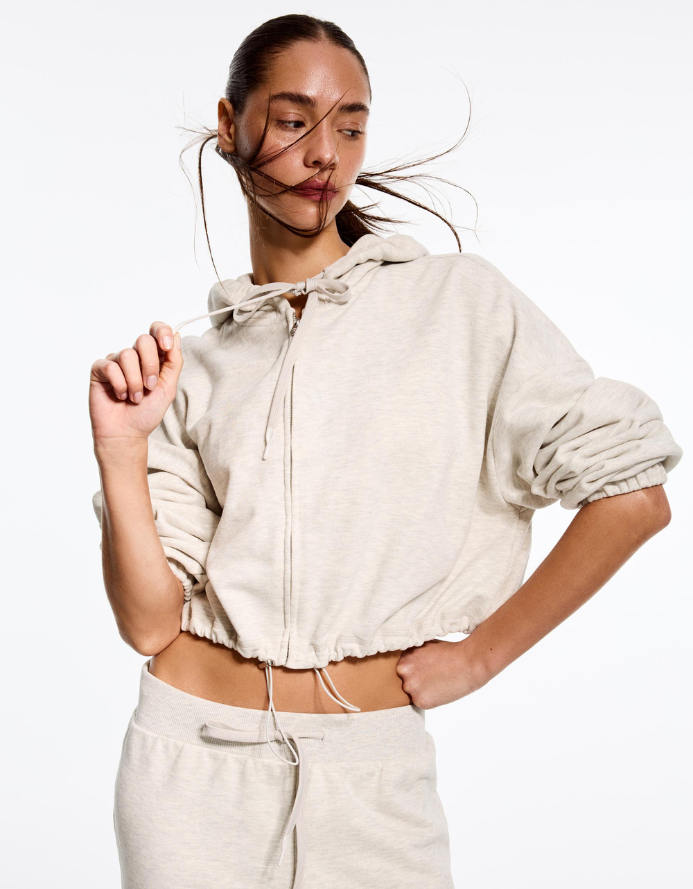 Свитшот с капюшоном, застежкой-молнией и вырезом - BERSHKA