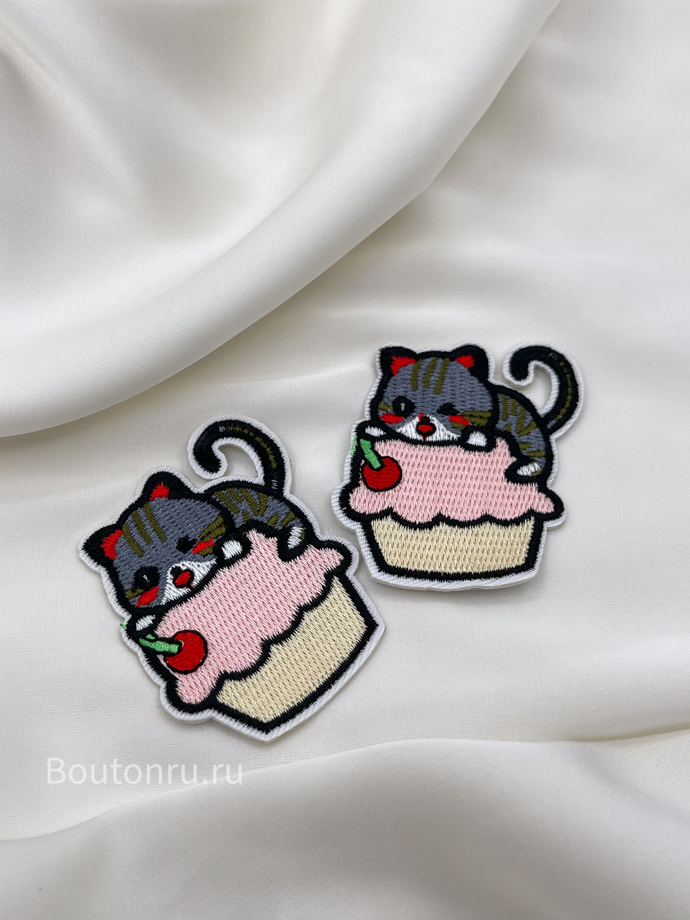 Нашивка пирожное с котёнком серо-розовая 6х4,5 см