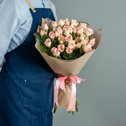 Букет кустовых роз в оформлении