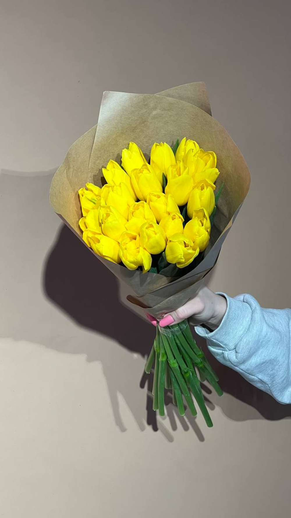 Охапка 20 тюльпанов в крафте