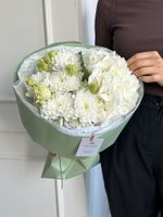 Сборный букет из гортензии, хризантемы и лизиантуса