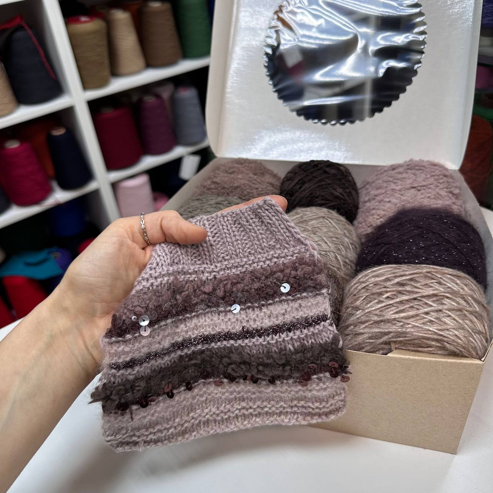 Набор итальянской фантазийной пряжи для джемпера "КАПРИЗ"; Состав: кидмохер, меринос, альпака, хлопок, люрекс, пайетки. Общий вес: 560 гр