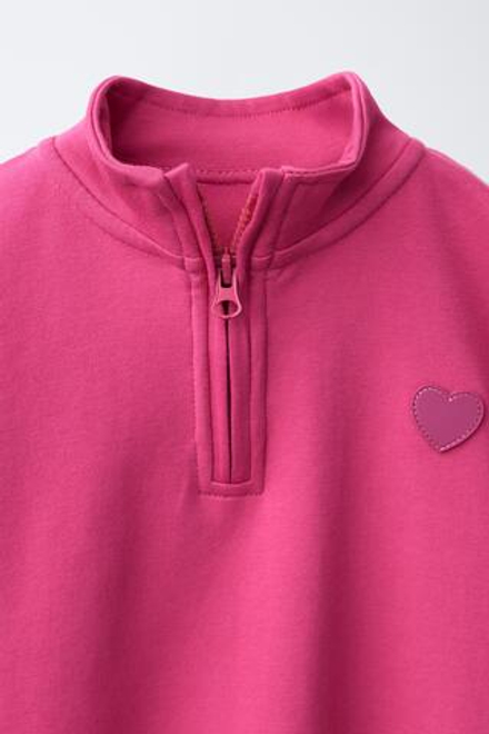 ZARA ТОЛСТОВКА ИЗ ИНТЕРЛОКА С ПРОРЕЗИНЕННЫМ СЕРДЦЕМ, ТЕМНАЯ ФУКСИЯ