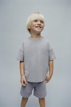 ZARA КОМПЛЕКТ ИЗ ФУТБОЛКИ И ШОРТОВ, СВЕТЛО-СЕРЫЙ