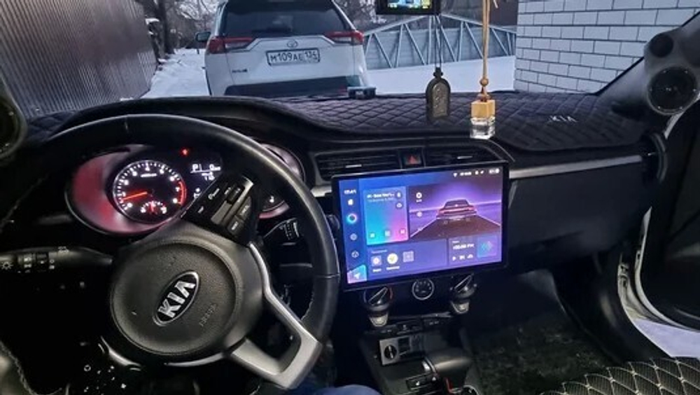 Магнитола для KIA Rio 4, Rio X-Line 2017-2020 (рамка под 9" без кнопки) - Teyes CC3-2K-360 монитор 13" 2K QLED на Android 10, 6Гб+128Гб, CarPlay, 4G SIM-слот, 4 камеры в комплекте
