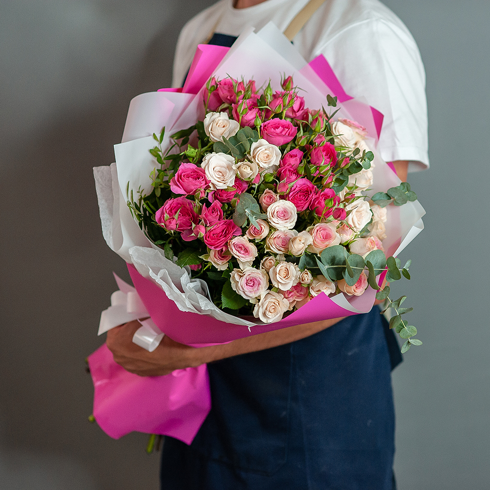 Белые и розовые кустовые розы с эвкалиптом в оформлении