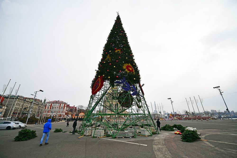 Светодинамическая елка каркасная - встроенная гирлянда: теплый свет - "Уральская" 18 м