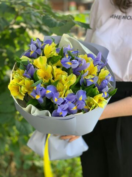 Букет цветов Ирис с желтой альстромерией