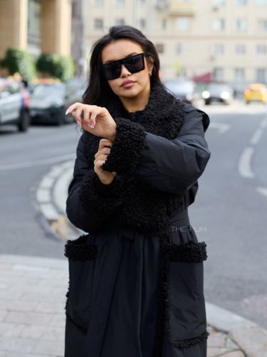 Утепленное черное пальто с эко-мехом