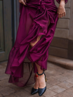 Платье с воланом бургунди