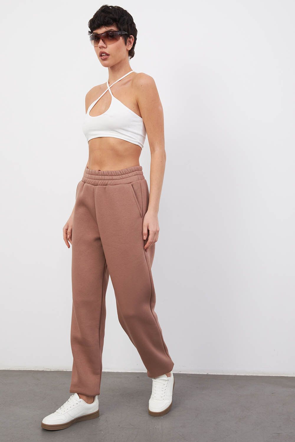 Утепленные джоггеры свободного кроя цвета молочный шоколад